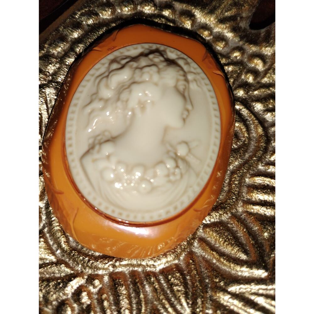 Vintage Art Deco Butterscotch Bakelite Cameo Brooch